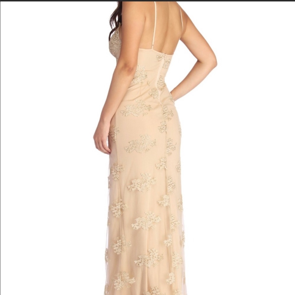 Beautiful gold lace gown for any special occasion - Picture 2 of 6